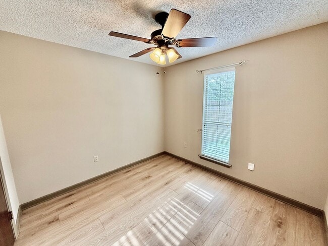 Building Photo - Spacious 3BR/2BA Home in Terre Haute – Fireplace, Garage, Fenced Yard + Lawn Care Included