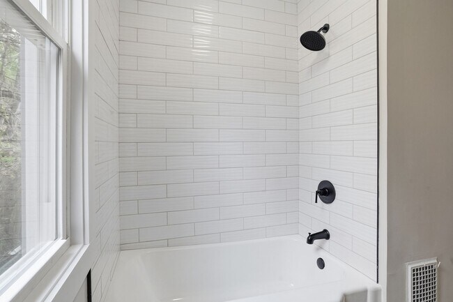 Building Photo - 3 bed 1 bath - completely updated, great location, central air, laundry