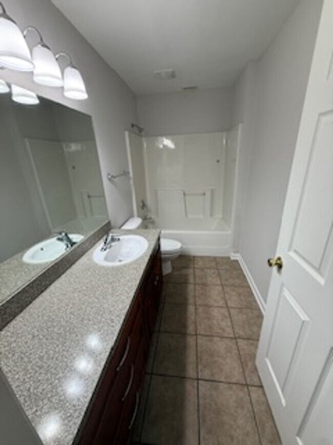 Building Photo - 4556 Deslin Dr