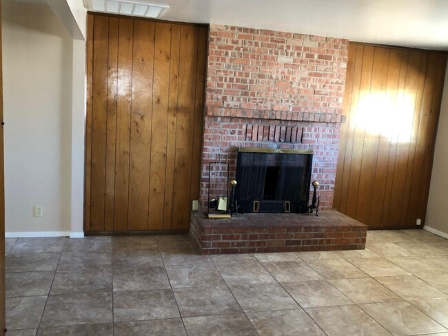 Building Photo - 5800 Bobwhite Ave