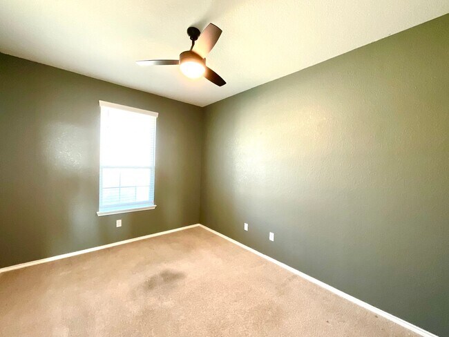 Building Photo - **APPLICATION RECEIVED** AVAILABLE NOW- Energy-Efficient 4/3 Home with Solar Panels & Pool Access!