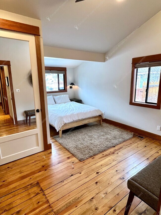 Building Photo - *Unfurnished* Charming, updated and walkable west side 3 BR + den/office