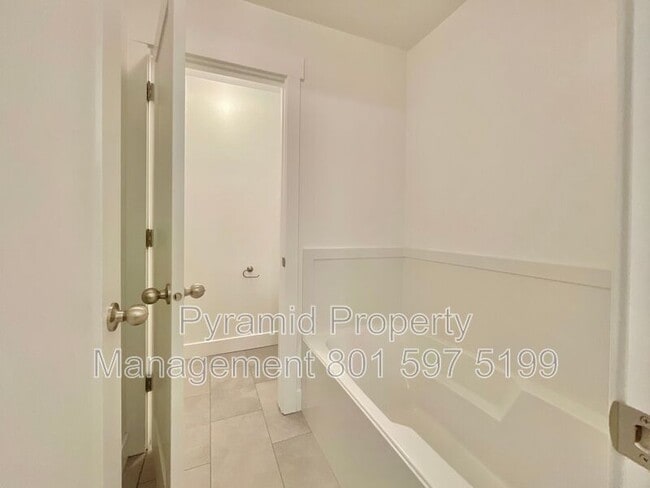 Building Photo - 836 E 340 S