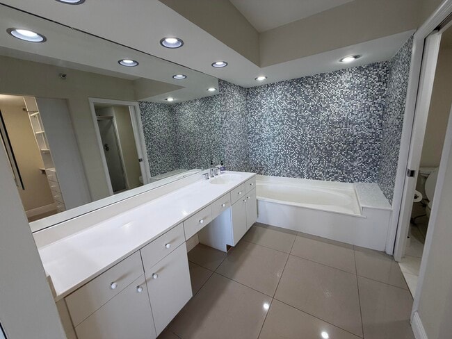 Building Photo - 3530 Mystic Pointe Dr