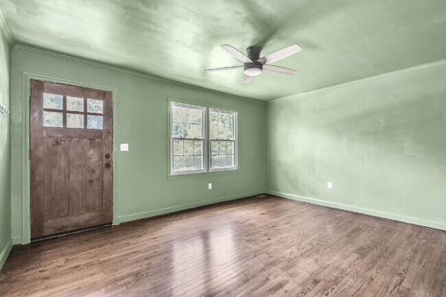 Building Photo - Beautiful 5 Bedroom 3 Bathroom Retreat with Fenced Backyard $2,200/mo rent