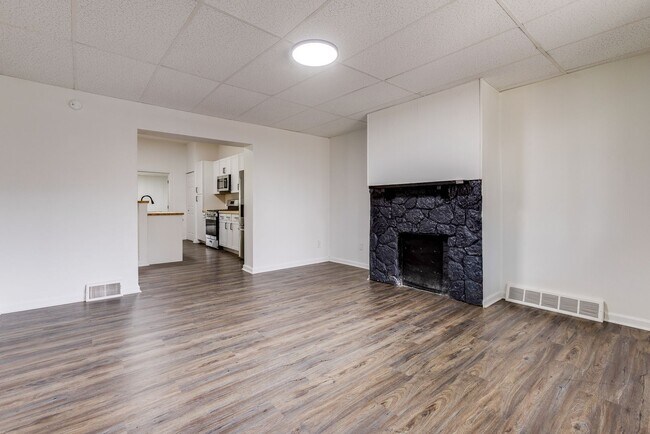 Building Photo - Fully Renovated 3BR/2BA Gem in the Heart o...