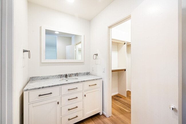 Building Photo - Prime Location 3 bedroom Townhome with Central A/C & Heat. Laundry in unit. Side-by-Side parking.