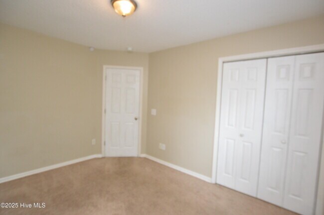 Building Photo - 121 Hunting Green Dr