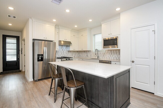 Building Photo - 28722 Mount Bonnell Dr