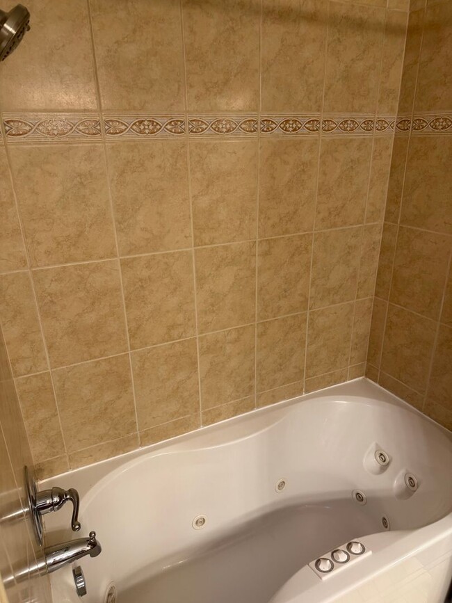 Building Photo - Beautiful 3 Bedroom Ranch Style House with...
