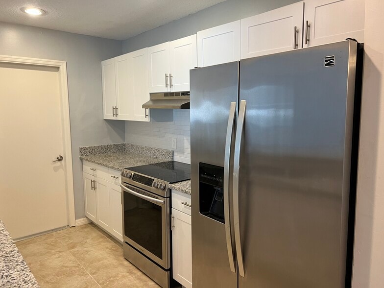 Kitchen - 431 NW Fairfax Ave