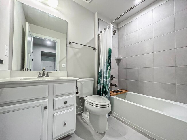 Building Photo - Luxury 3 Bedroom 2.5 Bathroom Brick Townho...