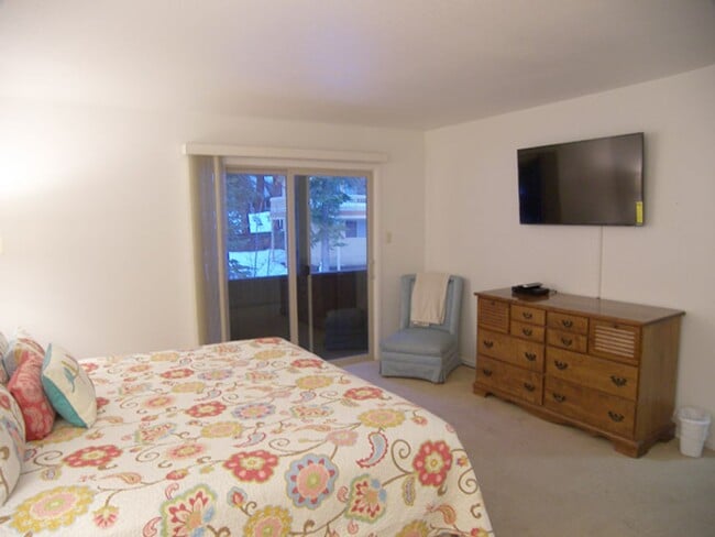 Building Photo - 3 Bedroom - Central Incline!