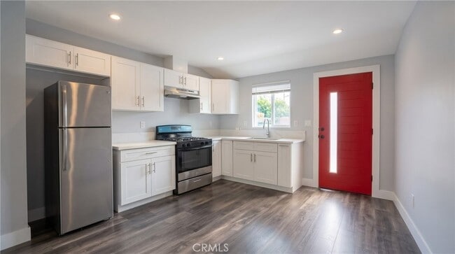 Building Photo - 8216 Encino Ave