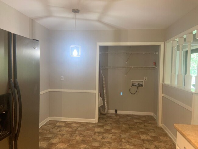 Building Photo - 3 Bedroom Located Near Four Seasons Mall