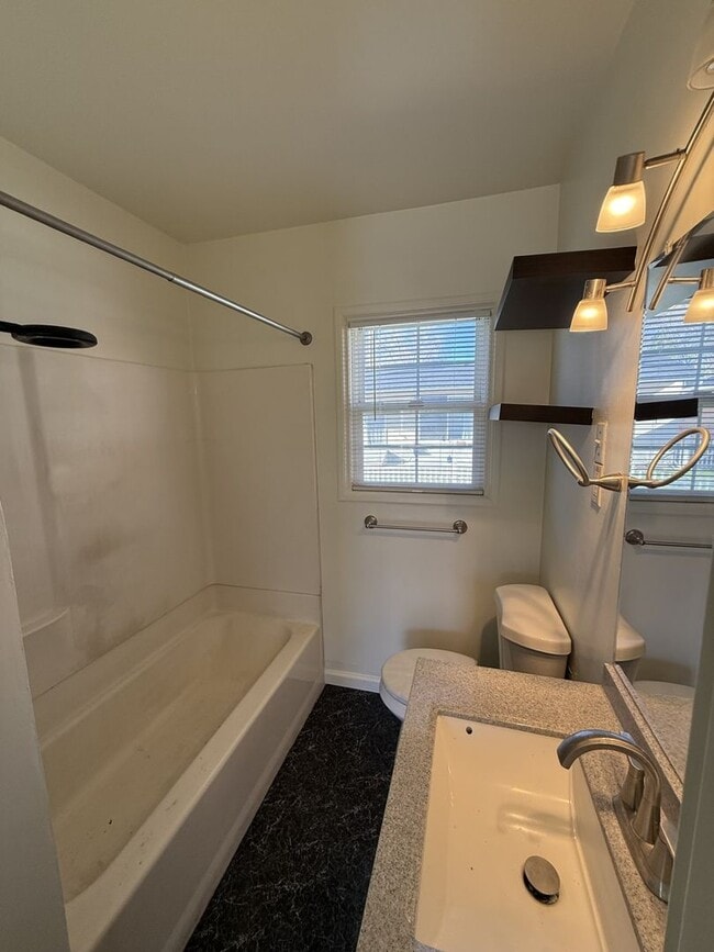 Building Photo - Midtown 2bd