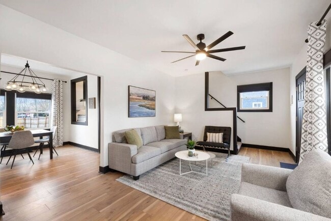 Building Photo - Beautifully Updated 3-Bedroom Home on a Co...