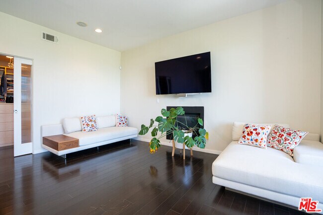 Building Photo - 3865 Buena Park Dr