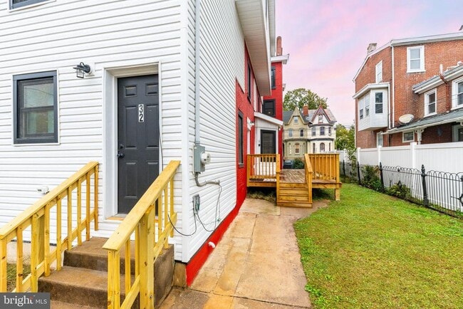 Building Photo - 32 E Elm St