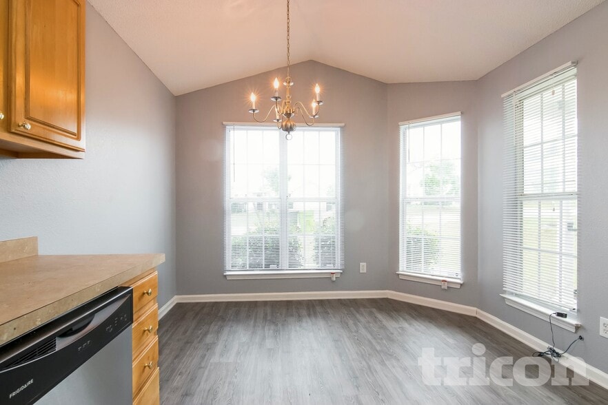 Building Photo - 255 Legend Oaks Dr