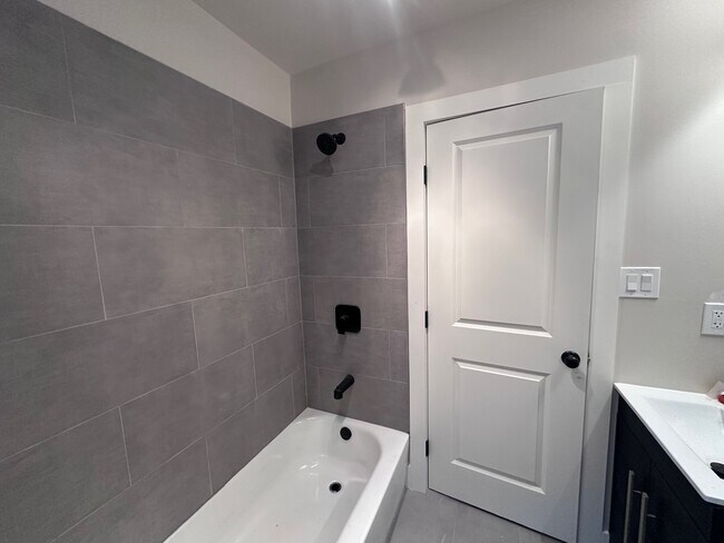 Building Photo - 1526 2nd St SW