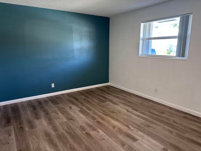 Building Photo - 14 Ridgewood Cir