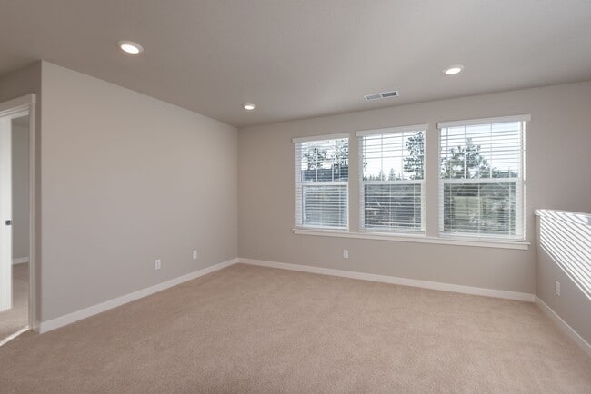 Building Photo - 5 Bdrm 3 bath  Located in the Lodges at Bachelor Village  -  available February 2026