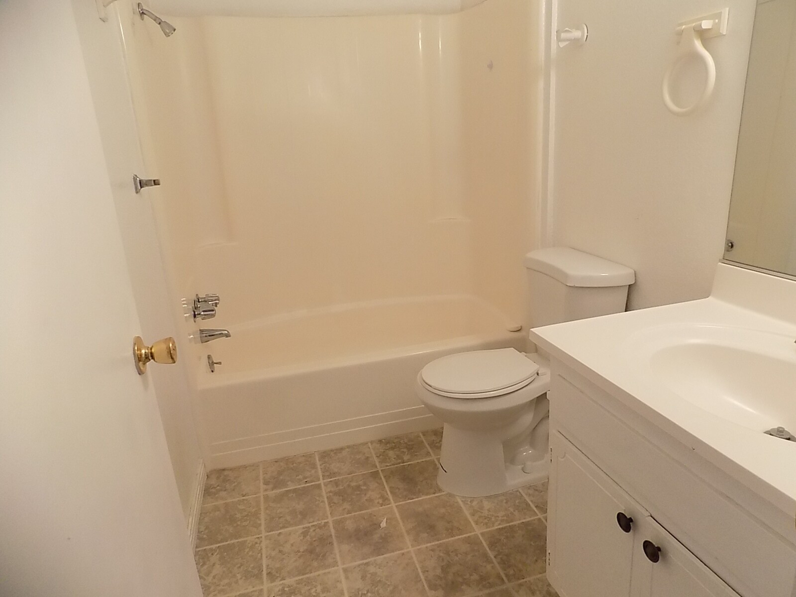 Bathroom w/ tub - 13429 Davenport St