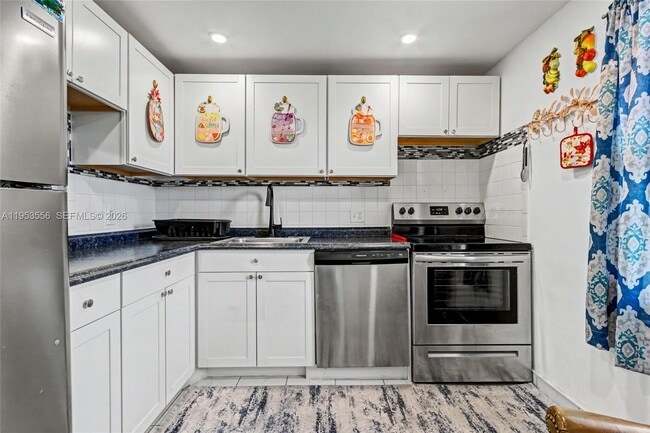 Building Photo - 1040 Country Club Dr