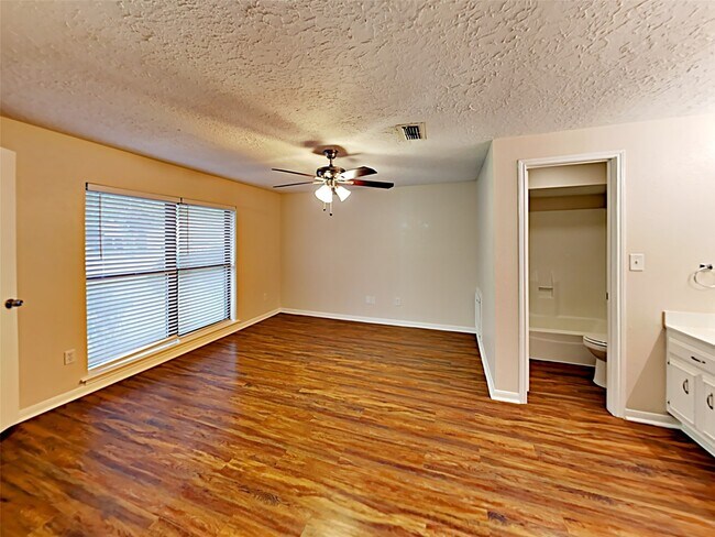 Building Photo - 16259 Hollow Wood Dr