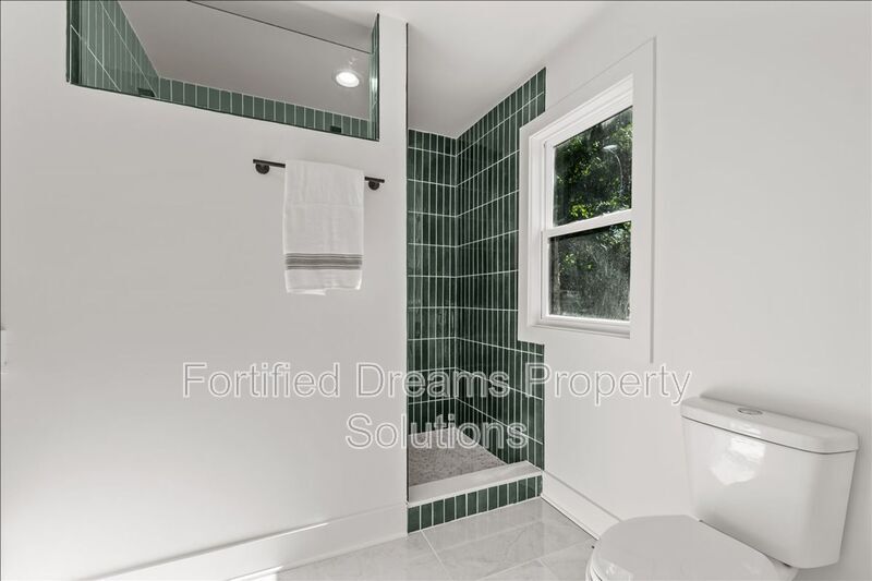 Building Photo - 210 S Carter St