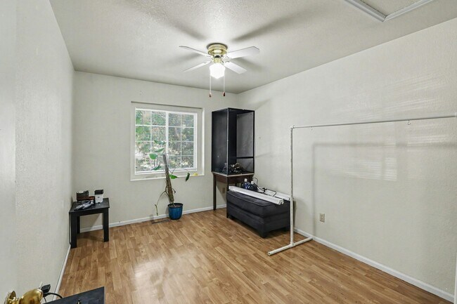 Building Photo - 4787 Sunvalley Dr