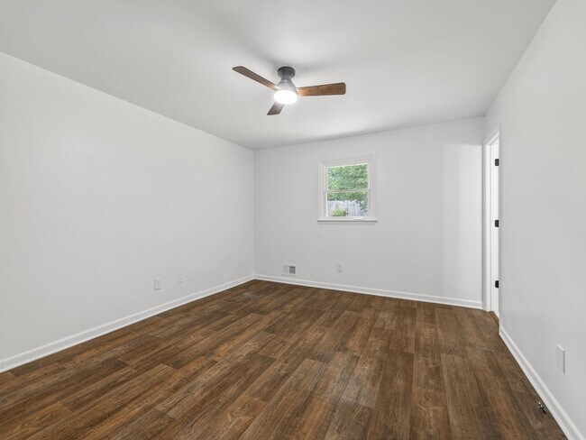 Building Photo - Renovated 2 bed 2 bath- $500 OFF first month rent!!!
