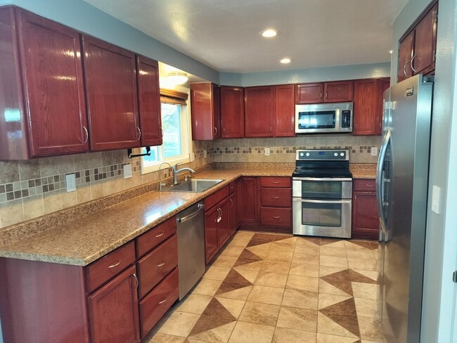 Building Photo - 130 NW Carrie Cir