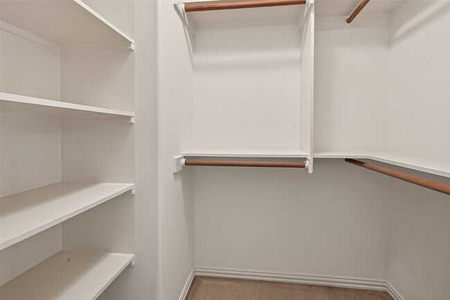 Building Photo - 2210 Bywater Dr