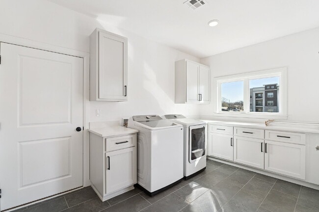 Building Photo - Fully Furnished 4 Bedroom + Bonus Room