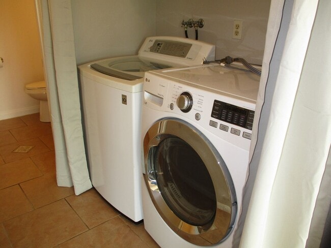 Building Photo - Rancho Bernardo 3 bedroom 2.5 bath Spaciou...