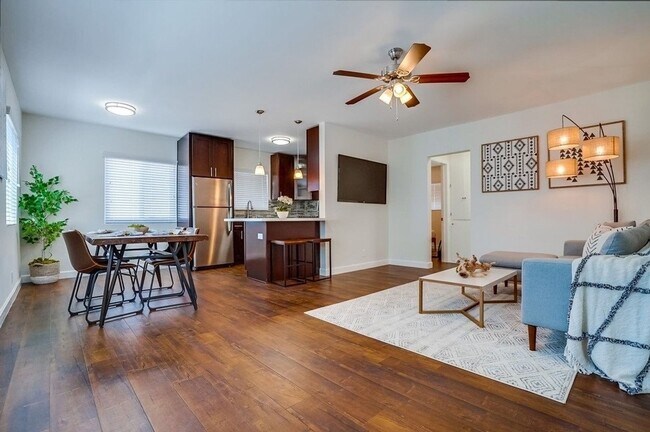 Interior Photo - 629 - 633 W. Hyde Park Blvd