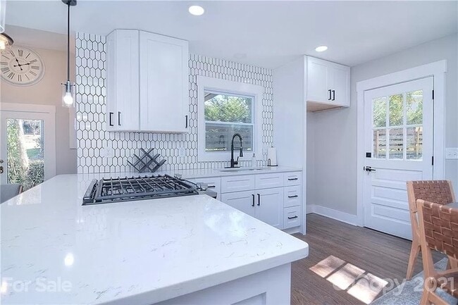 Building Photo - Remodeled 3 bed, 2 bath home in Plaza-Shamrock!