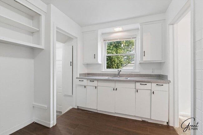 Building Photo - 3 Bedroom - 1 Bath- $1,150.00