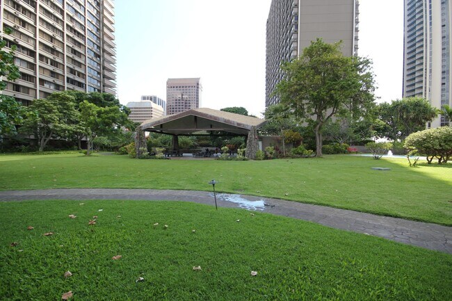 Building Photo - Kukui Plaza - Diamond Head Tower - 1 bedro...