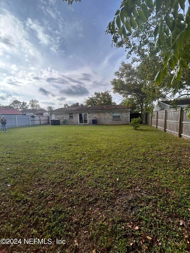 Building Photo - 10929 Weymouth Cir N