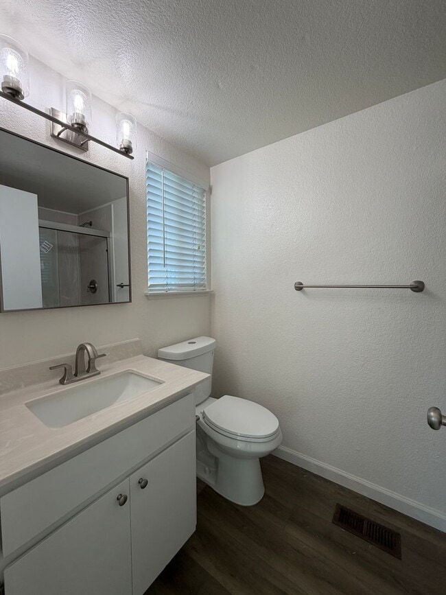 Building Photo - Ground floor Condo with sky views, Benicia