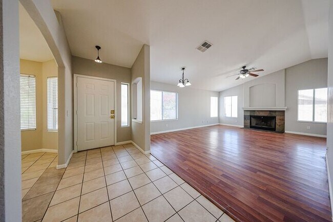 Building Photo - 3 Bed, 2 bath single level home in great C...