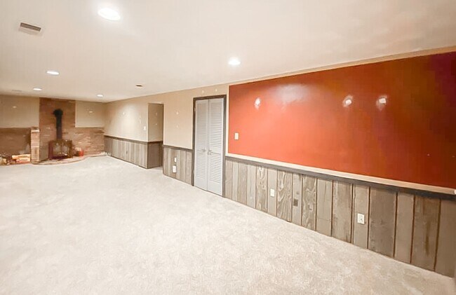 Building Photo - Charming 2-Level, 3 Bedroom 2 Bathroom Hom...
