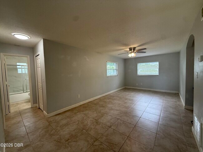 Building Photo - 228 E Holly Dr