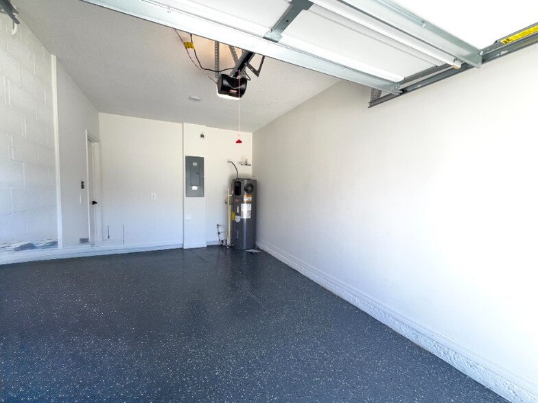 Building Photo - 9419 Westside Hls Dr