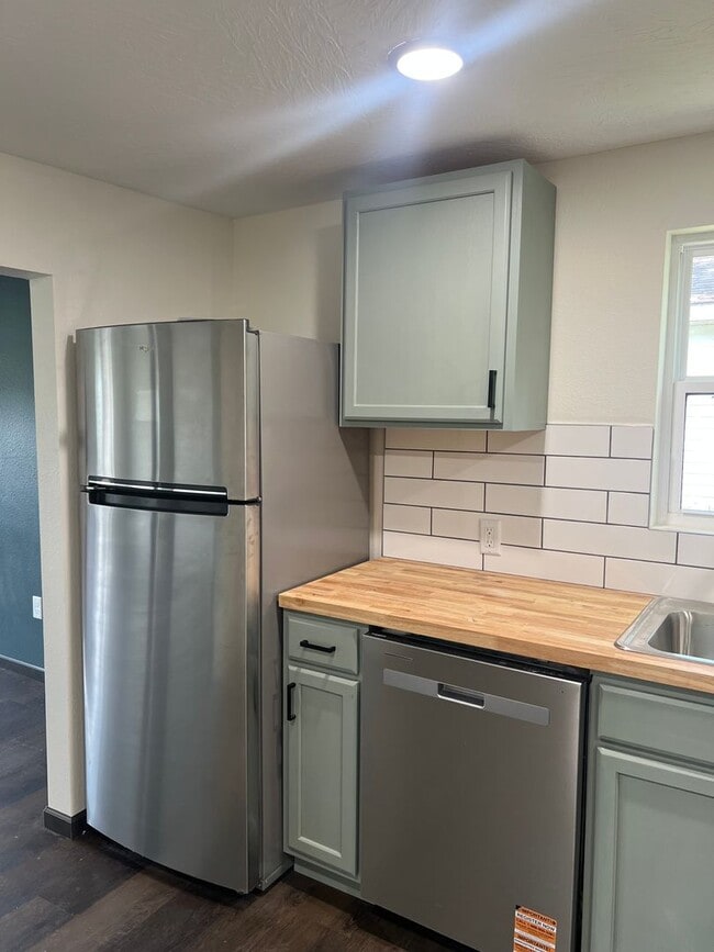 Building Photo - 2 BEDROOM 1 BATHROOM HOUSE FOR RENT