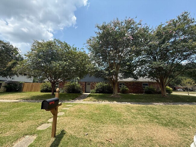 Building Photo - 200 Tallwood Dr