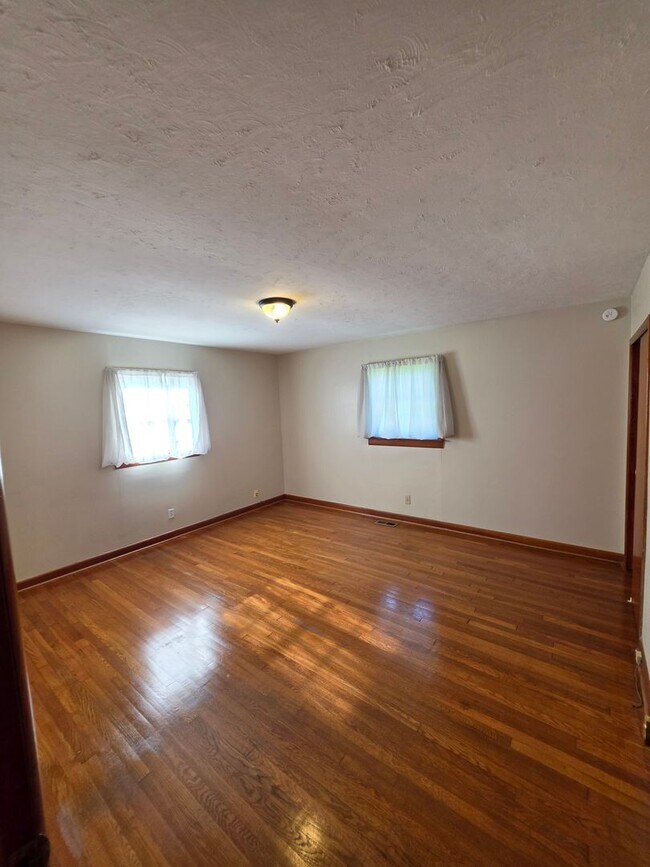 Building Photo - 3/1 in Elizabethton on corner lot in quiet neighborhood